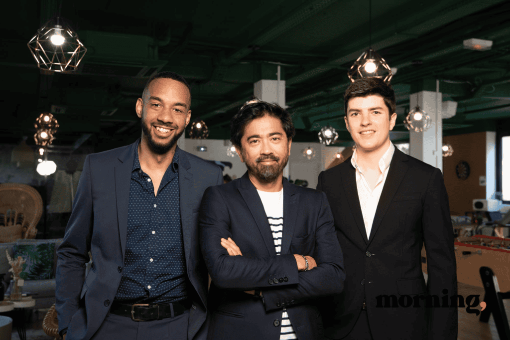 Sébastien Oum entouré de collaborateurs d’Ambriva lors d’un événement professionnel