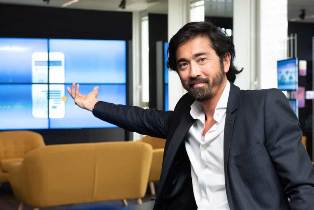Sébastien Oum présentant une solution de gestion du risque de change chez Ambriva