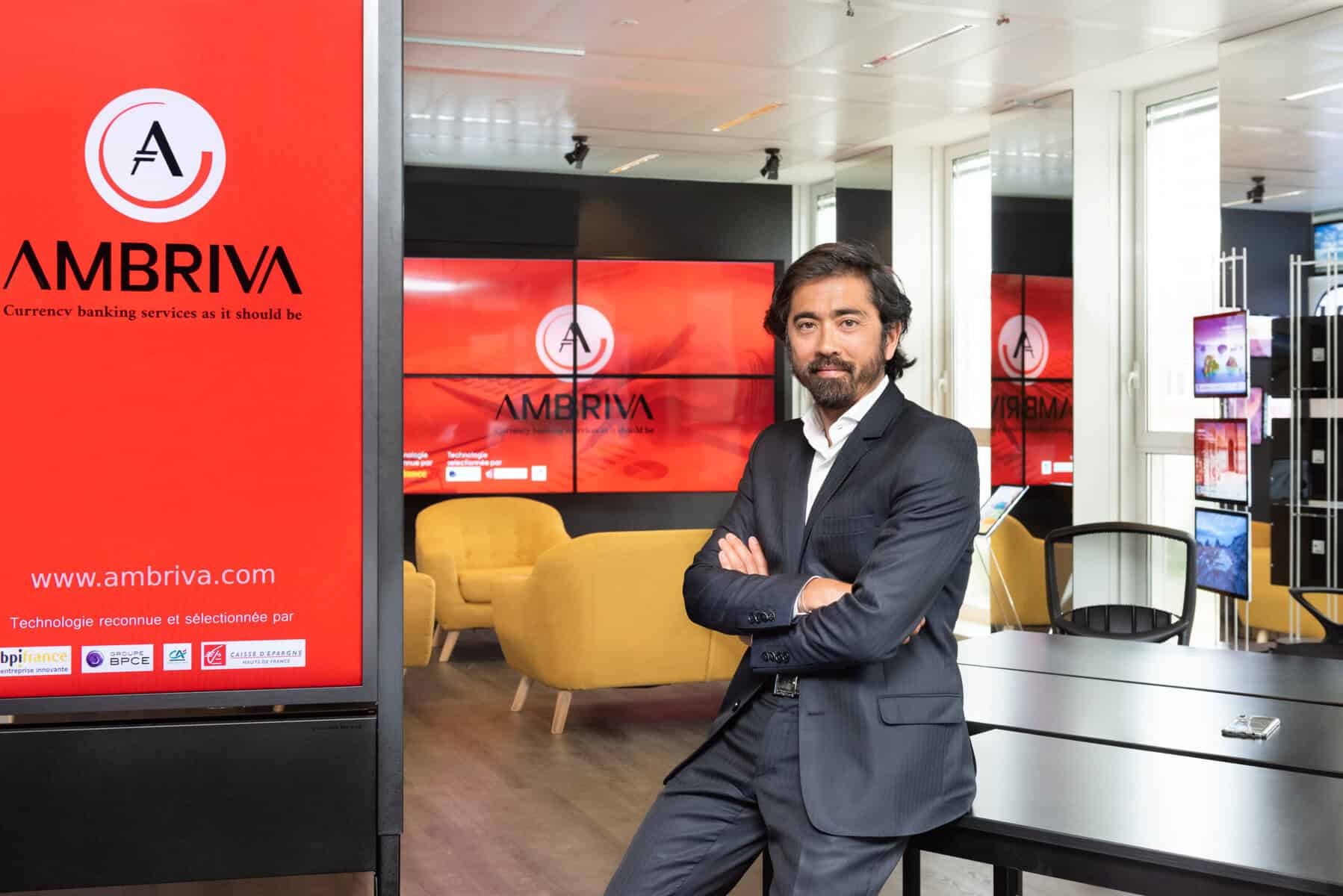 Sébastien Oum fondateur d’Ambriva dans les bureaux spécialisés en gestion du risque de change